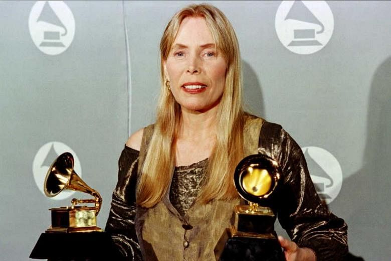 Legenda musik Joni Mitchell masih ‘berjuang’ untuk berjalan setelah aneurisma otak 2015