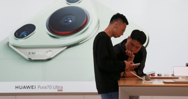 Lonjakan toko utama Huawei di China menandakan pertikaian dengan Apple, China News