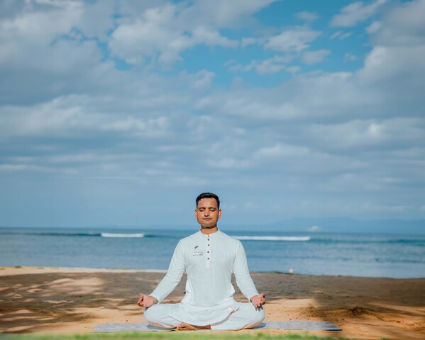 Dr. Jitendra Pokhriyal bergabung kembali dengan The Westin Resort Nusa Dua, Bali sebagai Wellness Ambassador, setelah memperkaya keahliannya dengan gelar Ph.D. di bidang Nutrisi Klinis. Pendekatan holistiknya, yang berakar pada tradisi Himalaya, menjanjikan untuk meningkatkan pengalaman kesehatan tamu di komunitas Bali yang dinamis dan mengasuh.