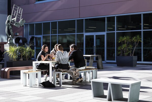 Mahasiswa UTS menikmati ruang hijau di gedung Peter Johnson universitas. Foto oleh Andrew Worssam.